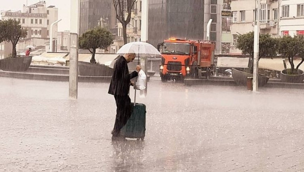 40 dakikada 2 aylık yağış düştü… İstanbul’u sağanak vurdu