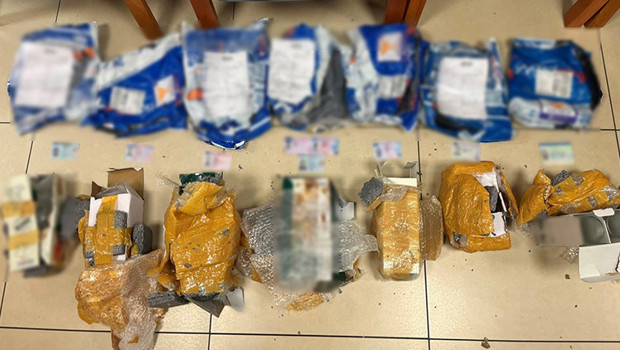 İstanbul'da göçmen kaçakçılığı operasyonu: Sahte belgeleri kargoyla yurt dışına gönderen şüpheli tutuklandı