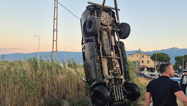 Balıkesir'de kontrolden çıkan kamyonet dereye uçtu: 2 ölü, 1 yaralı