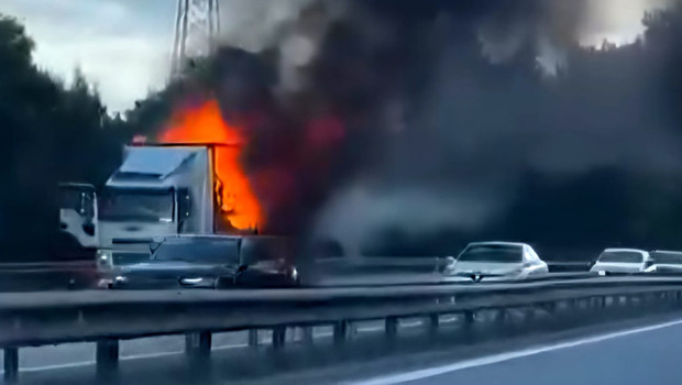 Otoyolda kargo kamyonu alev alev yandı