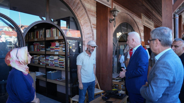 Vali Gül, su baskını yaşanan Üsküdar Sahaflar Çarşısı'nı ziyaret etti
