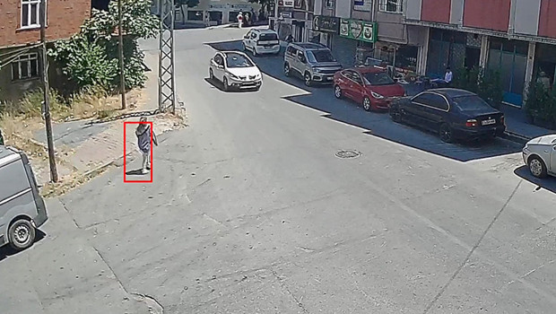 Arnavutköy’de kuaförden ücret ödemeden kaçan kadın kameralara yakalandı