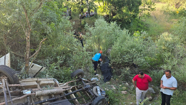 Bingöl’de kamyonet uçuruma yuvarlandı: 3 ölü, 2 yaralı haber görseli