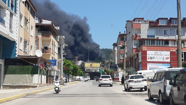 Kocaeli'de fabrika yangını! Ekipler alarma geçti haber görseli