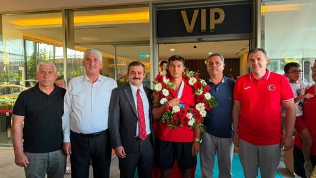 Altın küreğe çiçekli karşılama