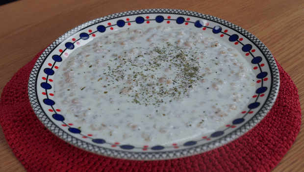 Soğuk ayran aşı çorbası tarifi (Videolu)