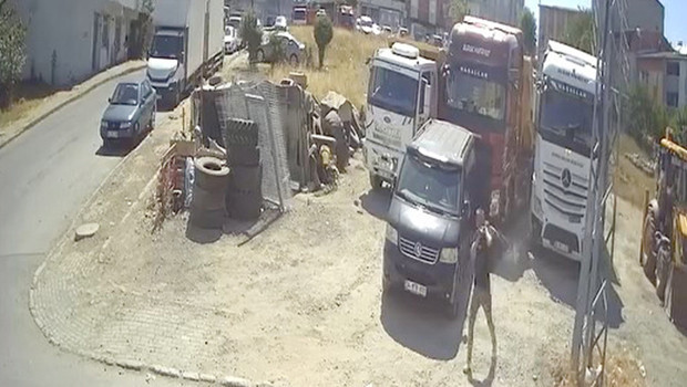 Avcılar’da park halindeki kamyonlardan hırsızlık kamerada