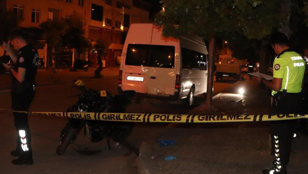 Kontrolden çıkan motosiklet, kaldırıma ve park halindeki araçlara çarptı: 2 can kaybı