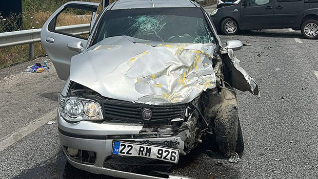 Edirne’de otomobil ile hafif ticari aracın çarpışmasında 6 kişi yaralandı
