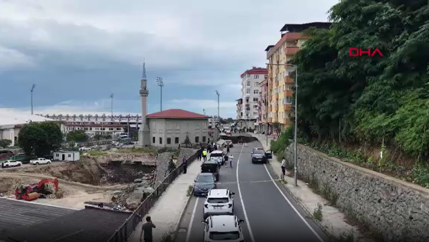 Rize'de yurt inşaatının kazısında istinat duvarı ve yol çöktü: 3 bina tahliye edildi
