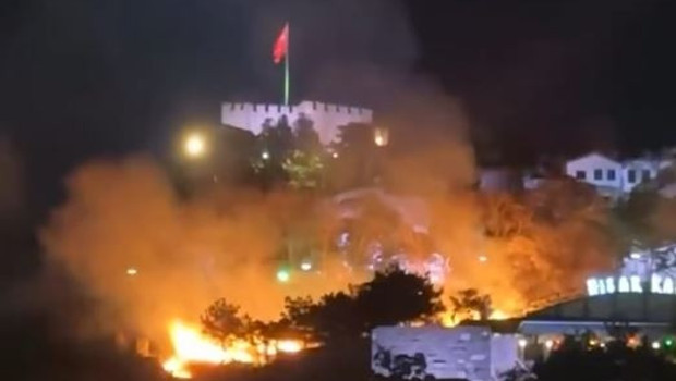 Ankara Kalesi etrafındaki ot yangını söndürüldü haber görseli