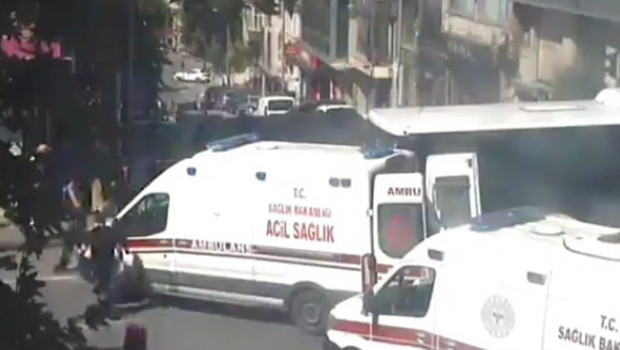 İETT otobüsü ambulansa çarptı: 5 yaralı haber görseli