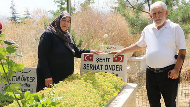 Şehit evlatlarının kabrine yakın olmak için hayatlarını köyde kurdular
