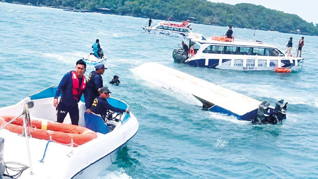 Turist teknesi alabora oldu... Vietnam’da facia: 15 kişi öldü haber görseli