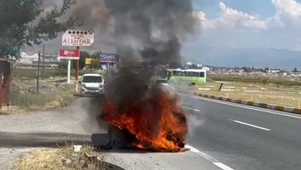 Erzincan'da yanan otomobile ilginç müdahale! Elinden hiç bırakmadı haber görseli