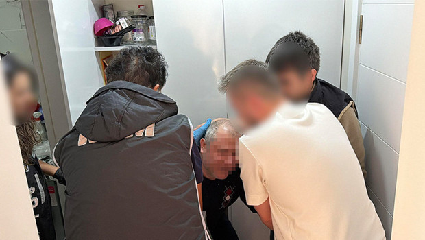 FETÖ'nün sözde 'köyler abisi' çamaşır makinesinin arkasındaki gizli bölmede yakalandı
