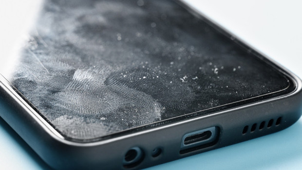 Telefonunuzu tuvalete götürüyorsanız bir kez daha düşünün: Ekranlarda bakteri sayısı 65 kat arttı