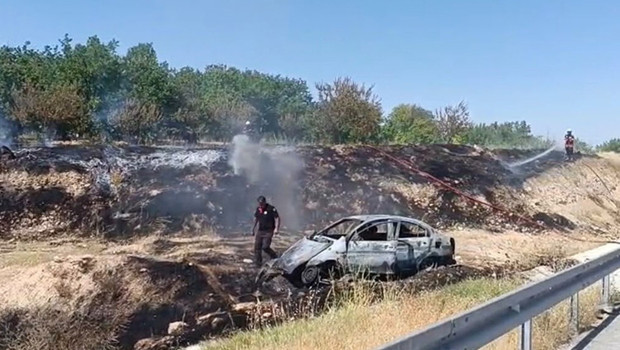 Bariyerlere çarpan otomobil alev aldı: 1 ölü, 1 ağır yaralı