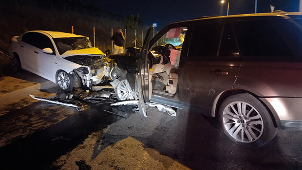 Ters yönden gelen otomobil, 2 araca çarptı: 2'si ağır 5 yaralı haber görseli