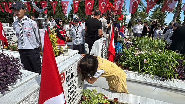 Hiç görmediği şehit dayısının mezar taşındaki fotoğrafını öptü haber görseli