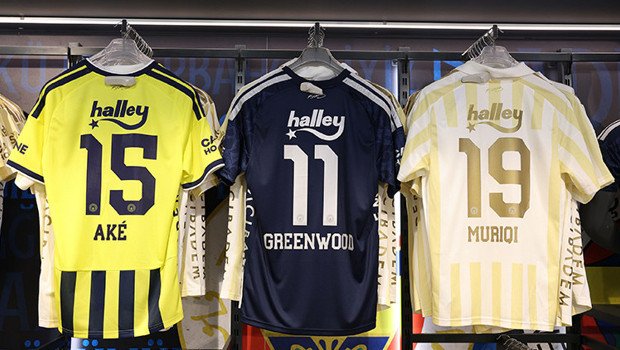 Fenerbahçe'de yeni transferlerin formaları satışa çıktı! haber görseli