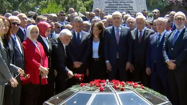 TBMM Başkanı Kurtulmuş, TBMM 15 Temmuz Şehitler Anıtı'na karanfil bıraktı haber görseli