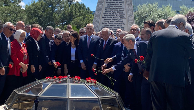 TBMM Başkanı Kurtulmuş, 15 Temmuz'da Meclis'te bombalanan alanlara karanfil bıraktı