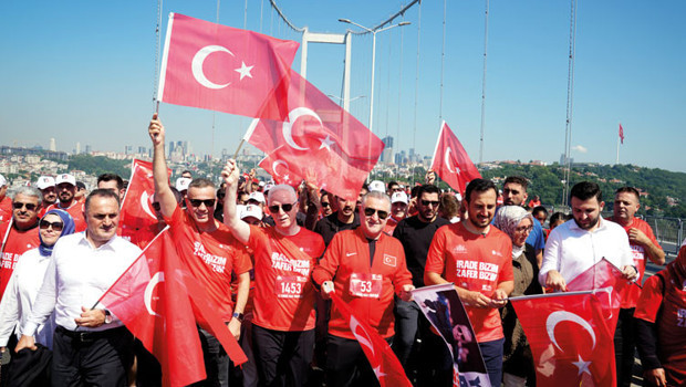 Köprü’de zafer yürüyüşü