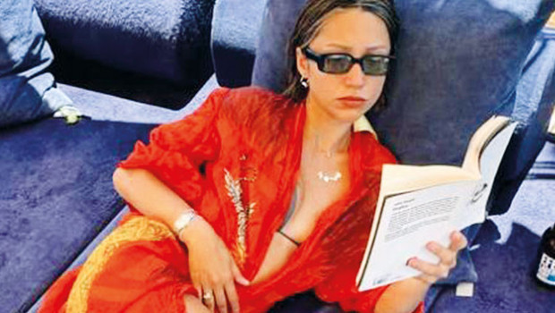 Zeynep Bastık kız kıza tatile çıktı