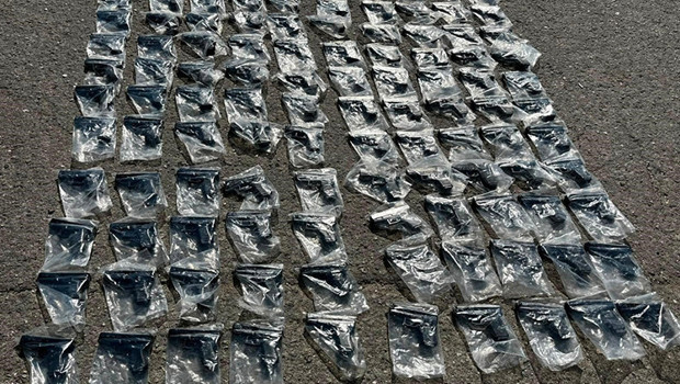 Tuzla'da durdurulan otobüsten cephanelik çıktı: 120 silah ele geçirildi