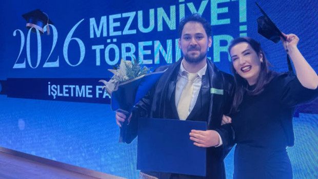 Ünlü şarkıcının oğlu üniversiteyi bitirdi! 'Mutluluk gözyaşlarım senin sayende'