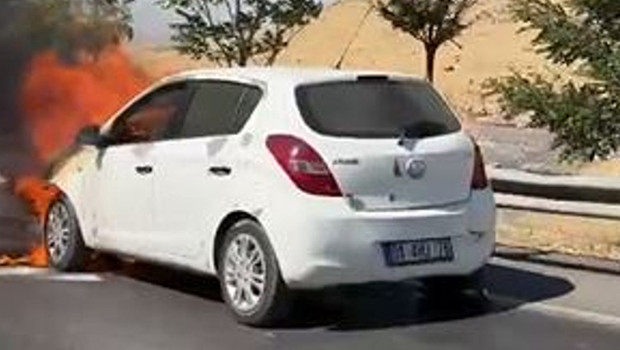 Mardin'de seyir halindeki otomobil alev aldı! Araç kullanılamaz hale geldi haber görseli