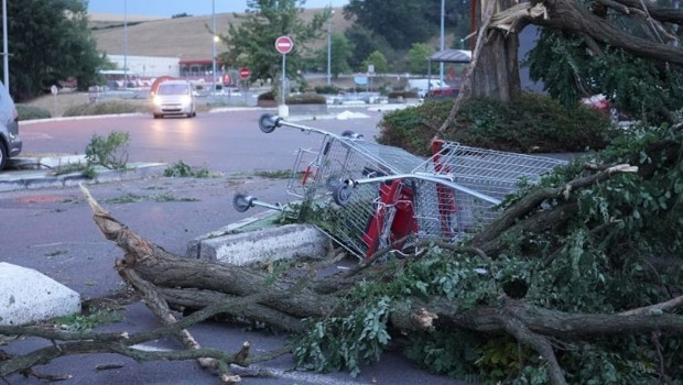 Fransa'da şiddetli fırtına... 2 kişi öldü, 53 bin hane elektriksiz kaldı