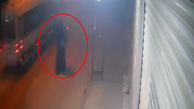 Kara çarşaf giyip iş yerine kurşun yağdırdı haber görseli