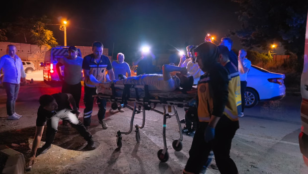 Bursa'da trafik levhasına çarpan motosikletin sürücüsü yaralandı