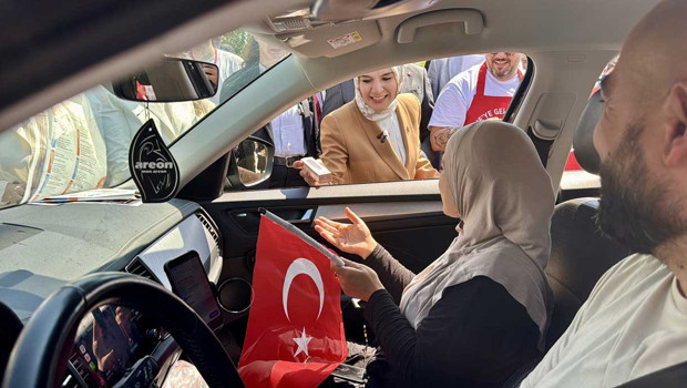 Bakan Göktaş Kapıkule'de gurbetçilerle kucaklaştı