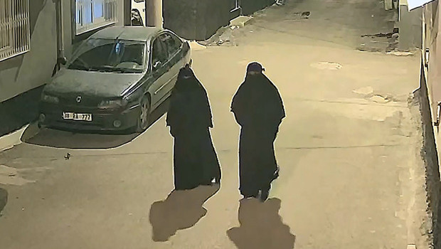 Adana'da çarşaf giyip ev soyan hırsızlar kamerada! Saklandıkları adreste yakalandılar haber görseli
