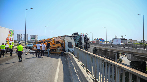 Antalya'da beton pompası kamyonu üst geçitte asılı kaldı: Sürücü kurtarıldı, tramvay seferleri aksadı