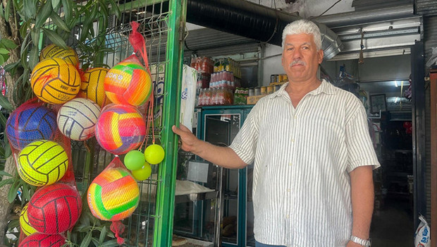 Bornova’da bakkal rafları çocukluk anılarını yaşatıyor