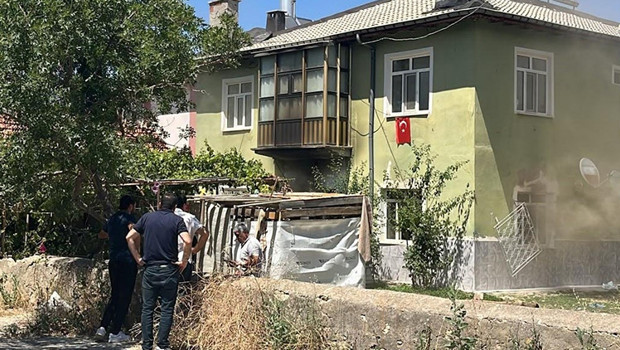 Anne babaları işteyken evde yangın çıktı: Kilitli kalan 6 kardeşi itfaiye kurtardı haber görseli