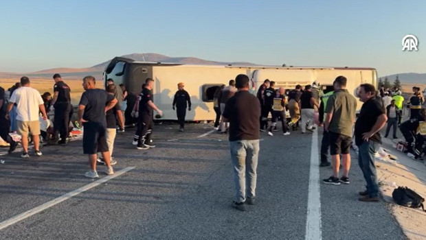 Kütahya'da yolcu otobüsü bariyerlere çarpıp devrildi: 31 yaralı