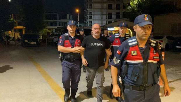 Bursa’daki uyuşturucu operasyonunda yönetmen Ezel Akay ve kardeşi gözaltına alındı haber görseli