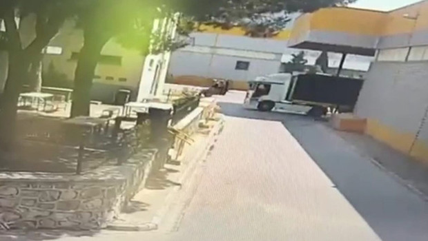 İzmir’de TIR ile çarpışan forkliftin kadın sürücüsü öldü haber görseli