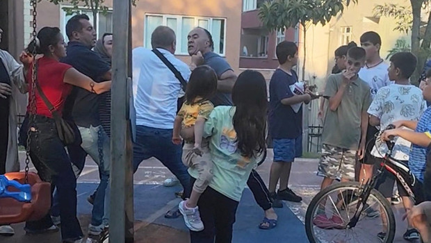 İstanbul’da çocuk parkında kavga! "Kızıma tokat attın" diyerek tartıştı, eşleri parkta tekme tokat birbirine girdi