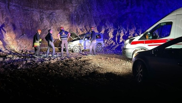 Feci kaza… Kontrolden çıkan cip, şarampole yuvarlandı: 2 ölü, 1 yaralı haber görseli