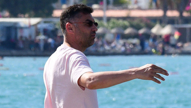 Burak Yılmaz tek başına yemekte