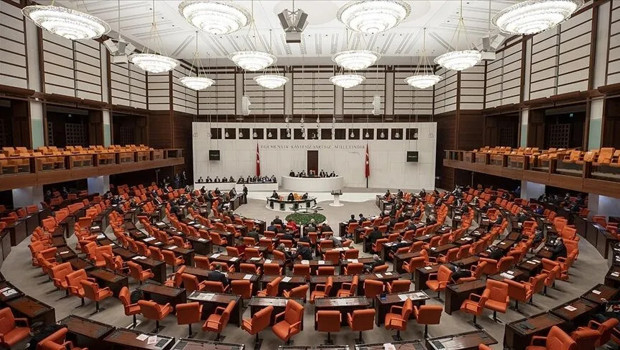 TBMM'den geçti... En düşük emekli aylığı 23 bin 552 liraya yükseldi haber görseli