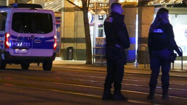 Berlin'de LGBT yürüyüşünün yapıldığı alanın yakınında bir araç kalabalığa daldı
