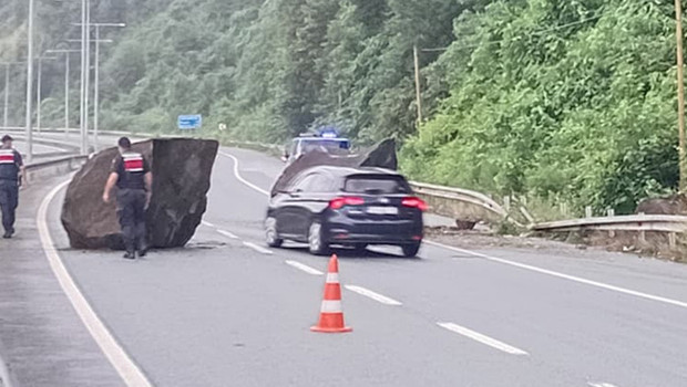 Rize'de yamaçtan kopan dev kayalar sahil yoluna düştü