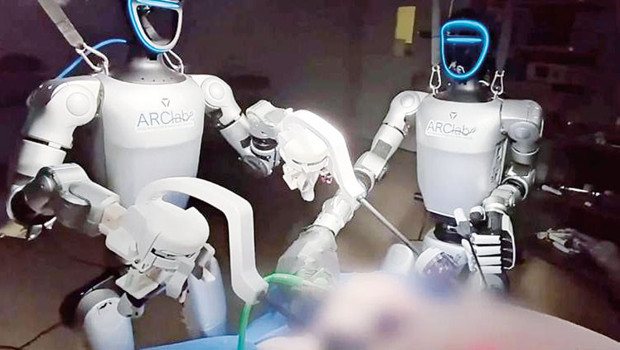 Uzaktan kumandalı cerrah robotlar domuza safra kesesi ameliyatı yaptılar